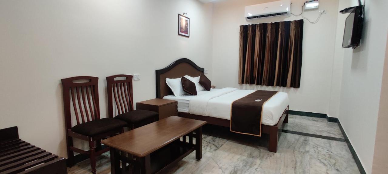 Rmc Travellers Inn Ченай Екстериор снимка