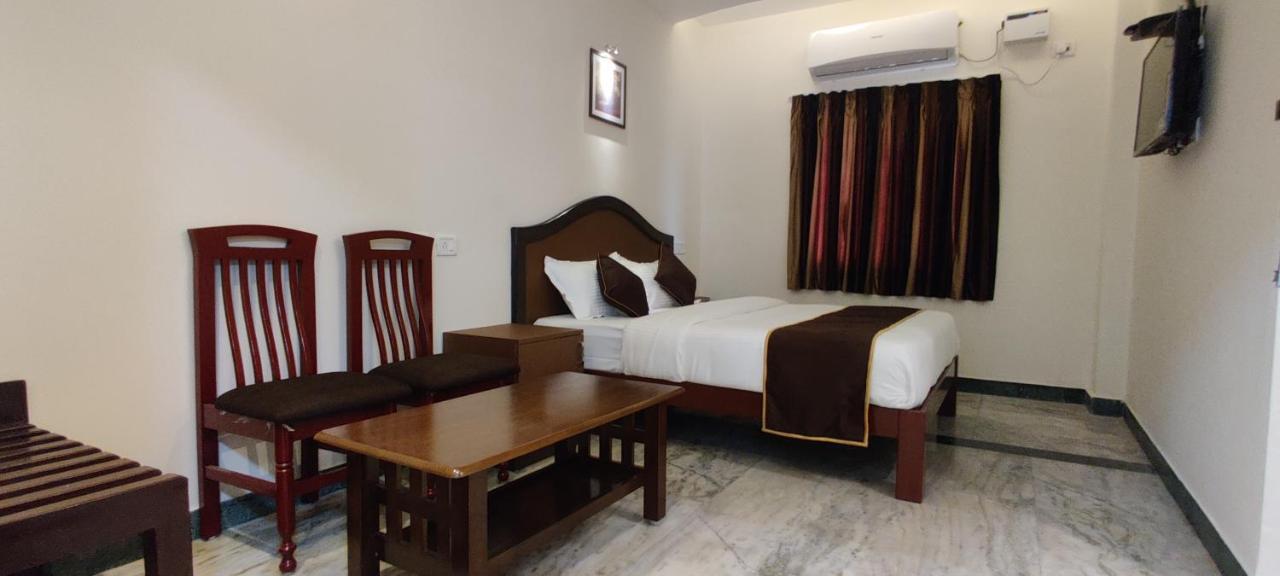 Rmc Travellers Inn Ченай Екстериор снимка