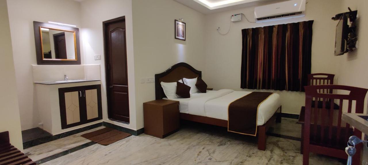 Rmc Travellers Inn Ченай Екстериор снимка