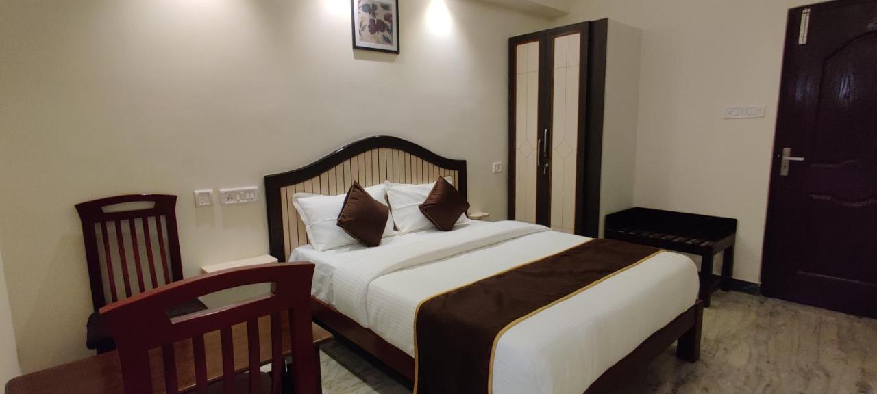 Rmc Travellers Inn Ченай Екстериор снимка