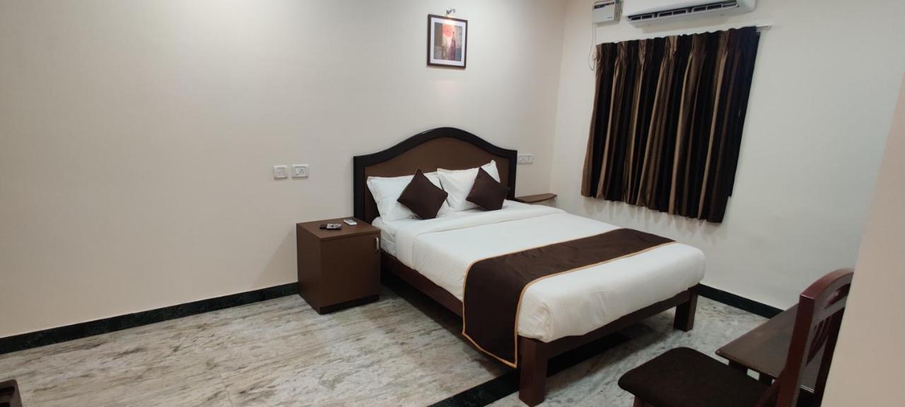Rmc Travellers Inn Ченай Екстериор снимка