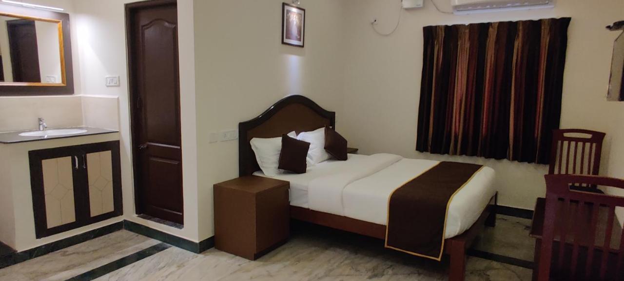 Rmc Travellers Inn Ченай Екстериор снимка