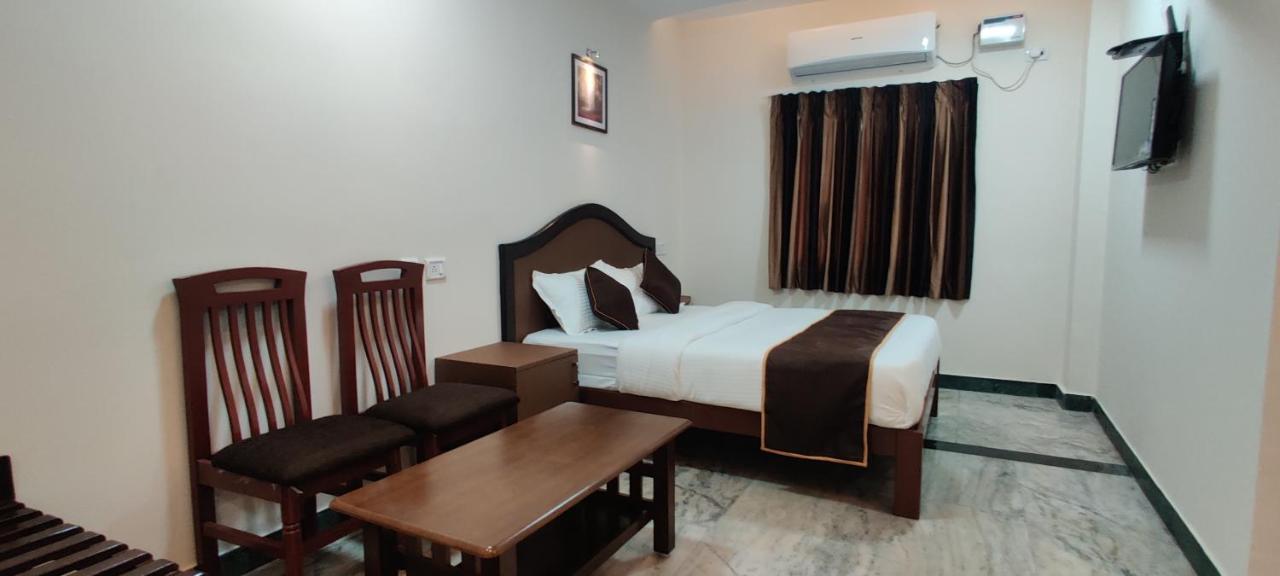 Rmc Travellers Inn Ченай Екстериор снимка