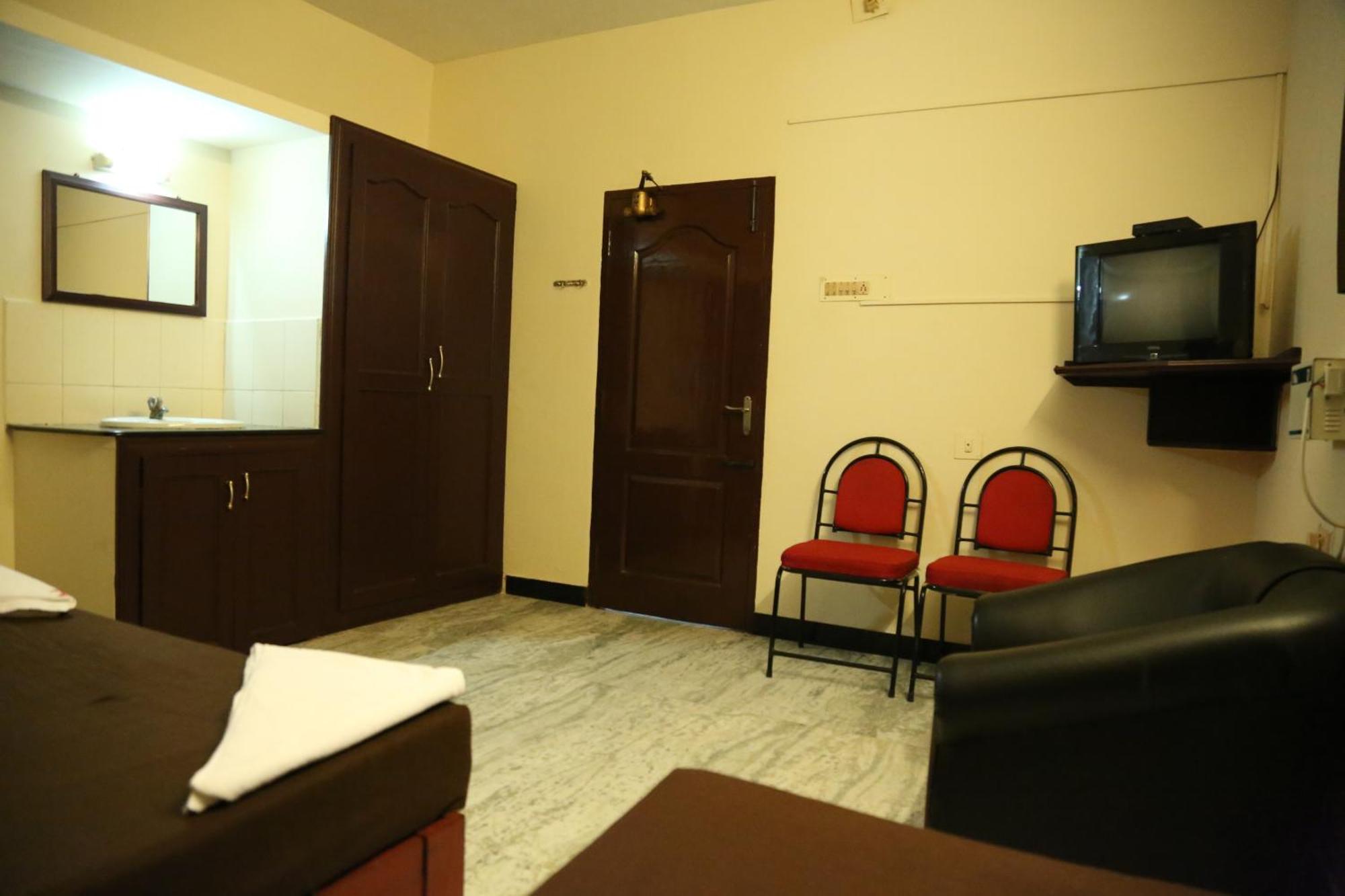 Rmc Travellers Inn Ченай Стая снимка