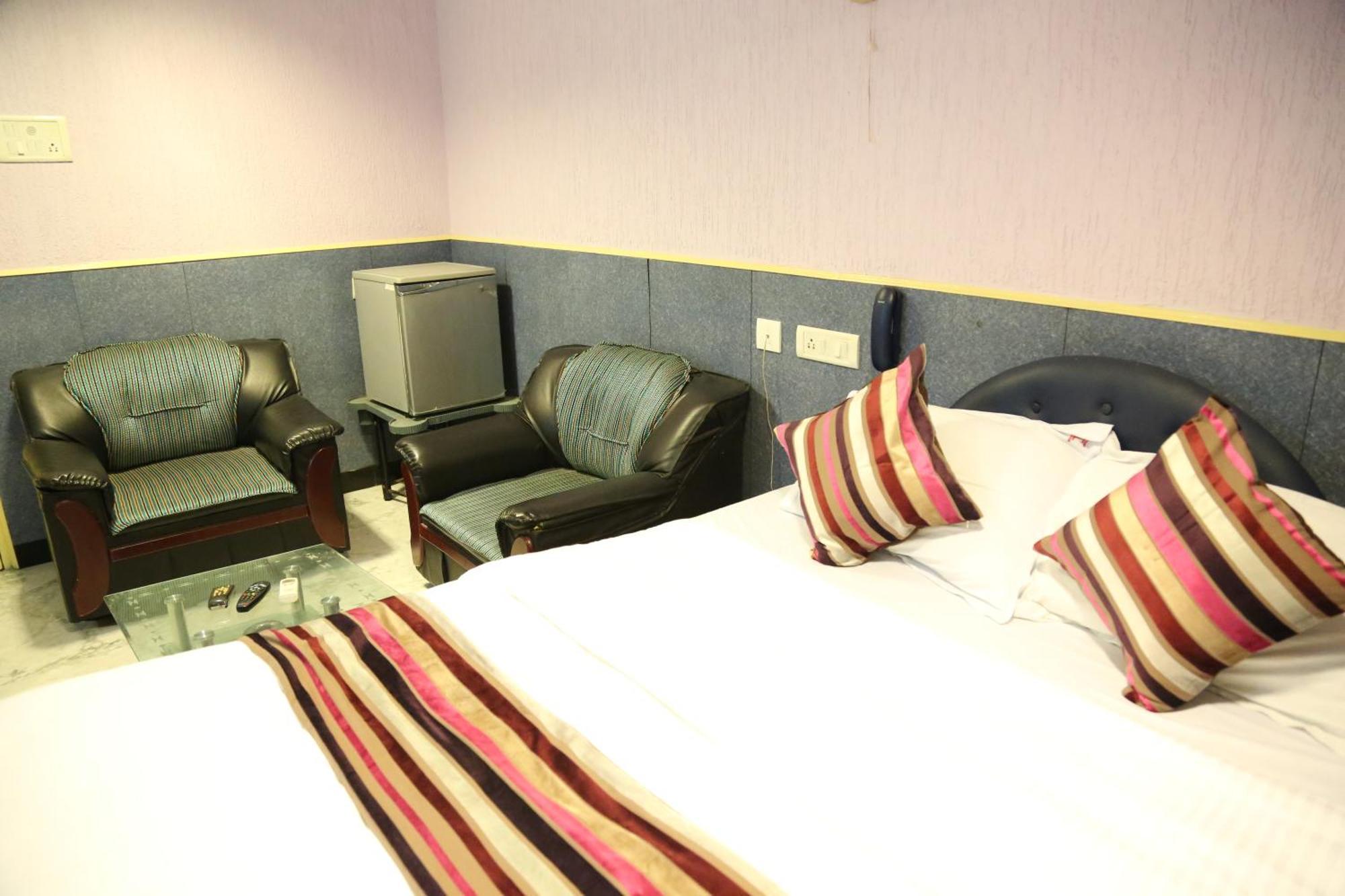 Rmc Travellers Inn Ченай Стая снимка
