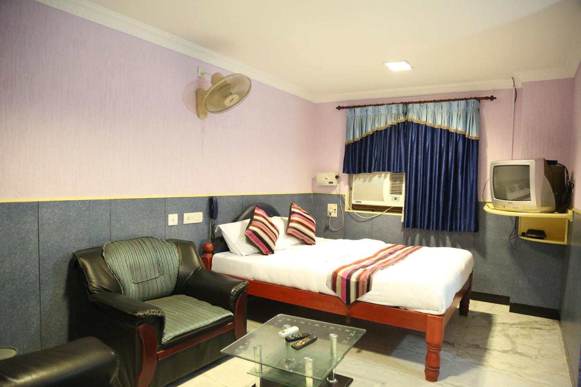 Rmc Travellers Inn Ченай Стая снимка